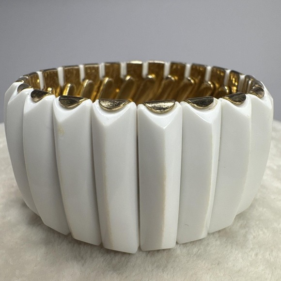 The Unbranded Brand Jewelry - VTG Wide Gold Tone White Thermoset Acrylic‎ Faceted Expansion Bracelet